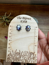 Load image into Gallery viewer, Stud earrings violet rose